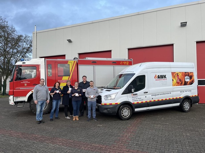 FW Rüdesheim: Lebensretter unter dem Weihnachtsbaum / Rauchmelder für die Kinderfeuerwehr übergeben