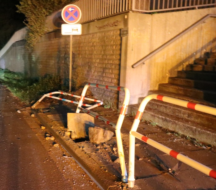 POL-HF: Verkehrsunfallflucht - BMW beschädigt mehrere Wegesperren