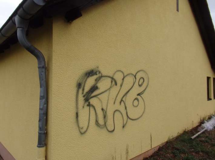 POL-PDKL: Graffiti-Sprayer beschmiert Bürgerhaus