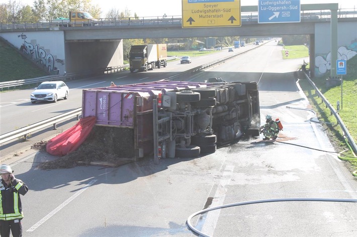 POL-PDNW: Verkehrsunfall mit Lkw / Umgekippter Lkw blockiert B 9