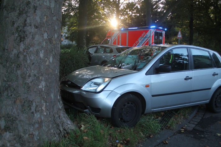POL-DU: Obermarxloh: Autos schleudern gegen Bäume - Drei Verletzte bei Unfall auf Kreuzung