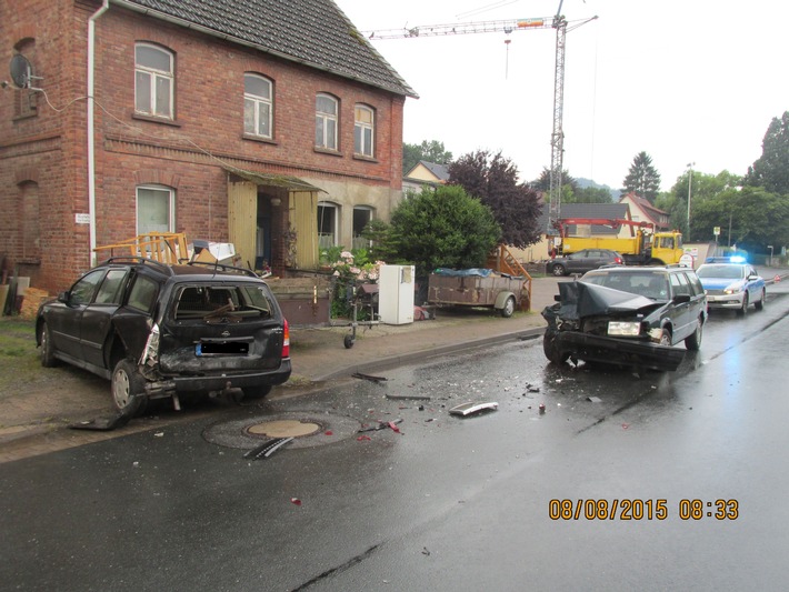 POL-HOL: Bundesstraße 83- Ortsdurchfahrt Heinsen: Auf parkendes Fahrzeug geprallt - 42jährige Fahrerin leicht verletzt - Beide PKW Totalschaden