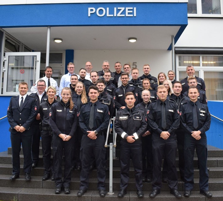POL-HM: Neue Mitarbeiterinnen und Mitarbeiter in der Polizeiinspektion Hameln-Pyrmont/Holzminden begrüßt