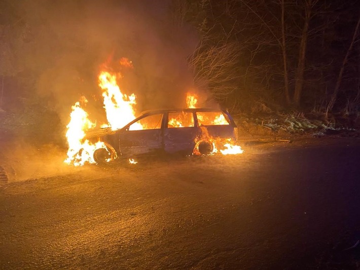 FW-PL: Fahrzeug in Vollbrand. Genaue Einsatzadresse erst unklar.