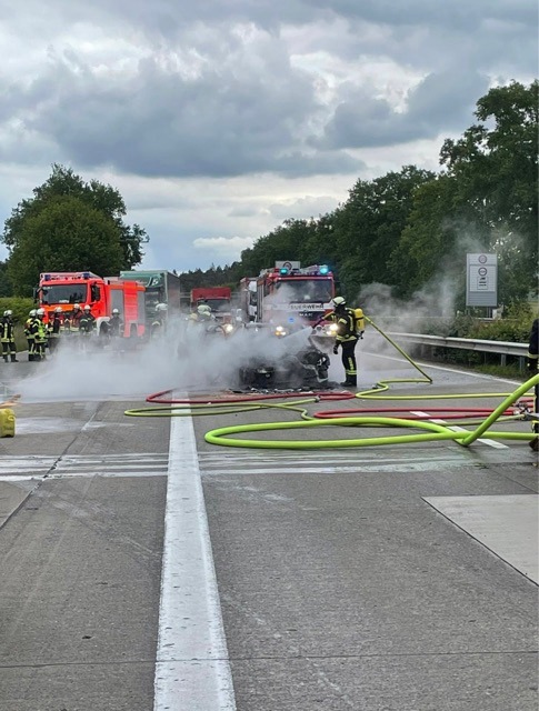 POL-HK: Schneverdingen: Mehrere Straftaten - Polizei sucht Zeugen; Soltau: Rundballen angezündet; Soltau / A7: Stauende übersehen (Foto anbei); Walsrode: Junge auf Fahrrad übersehen