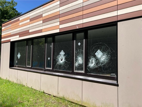 POL-ME: Mehrere Fenster eingeschlagen: Sachbeschädigung an zwei Schulen - 2605088