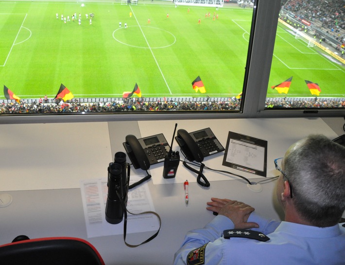POL-PPWP: WM-Qualifikationsspiel zwischen Deutschland und Aserbaidschan im Fritz-Walter-Stadion
