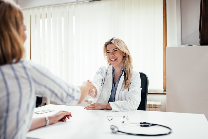 Wie das Deutsche Promotionszentrum Ärzte und Zahnärzte bei der nebenberuflichen externen Promotion erfolgreich unterstützt / Von der Lehrstuhlfindung bis hin zur Verteidigung der Promotion