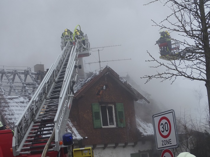 KFV-CW: Wohnhaus nach Brand einsturzgefährdet - Technisches Hilfswerk trägt Hausanbau ab