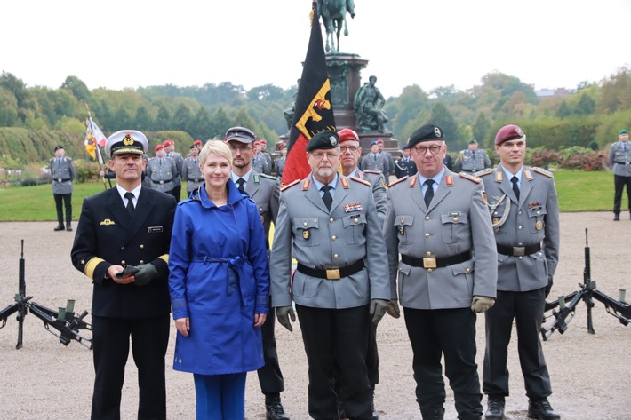 Landeskommando Mecklenburg-Vorpommern bekommt neue Führung / General Uwe Nerger wird verabschiedet und mit Ulrich Reineke übernimmt erstmalig ein Admiral die Führung eines Landeskommandos