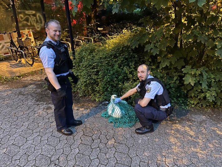 BPOL NRW: Flugbahn falsch berechnet - Bundespolizei rettet Schwan aus misslicher Lage