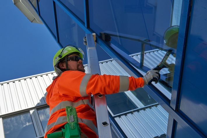 Neue Arbeitsschutzprämien der BG BAU / BG BAU bezuschusst jetzt auch Stufen-Schiebeleitern und Stufen-Glasreinigerleitern