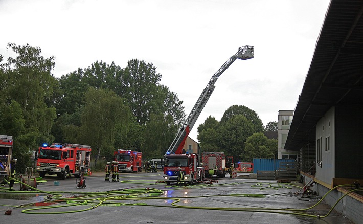 FW-E: Feuer in einer rund 8.000 Quadratmeter großen Industriehallenkomplex, niemand verletzt