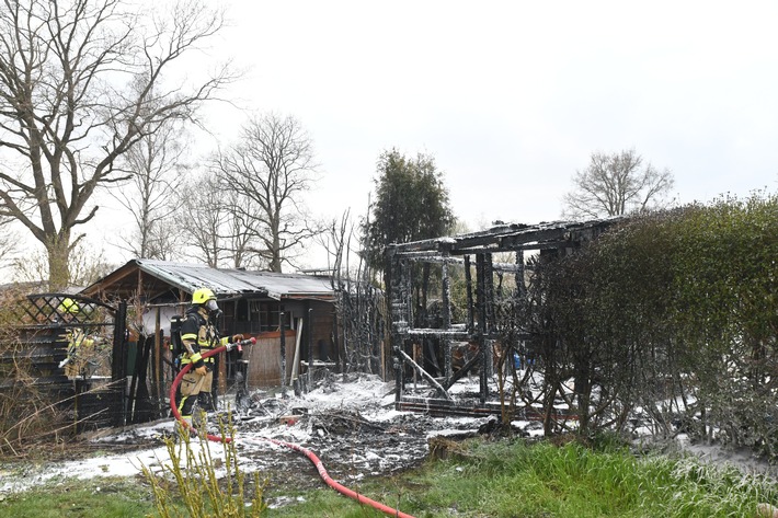 FW-PI: Pinneberg: Gartenlaube abgebrannt - Feuerwehr verhindert Übergreifen auf weitere Häuschen