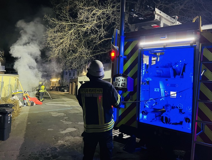 FW Moers: Brand mehrerer Müllbehälter in der Innenstadt