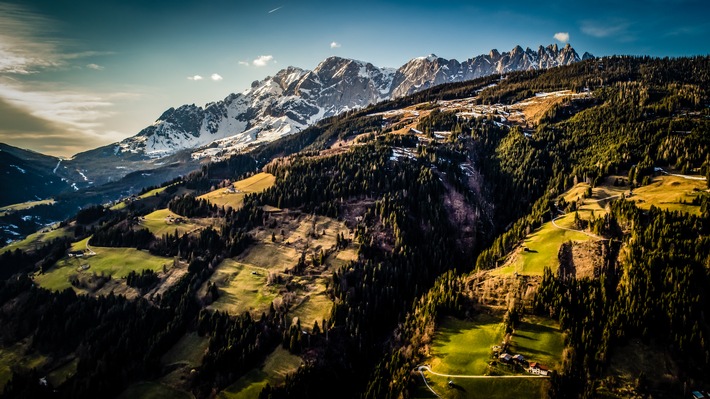 himmelfilm.at hebt ab - Spektakuläre Drohnen-Aufnahmen aus der Luft - BILD
