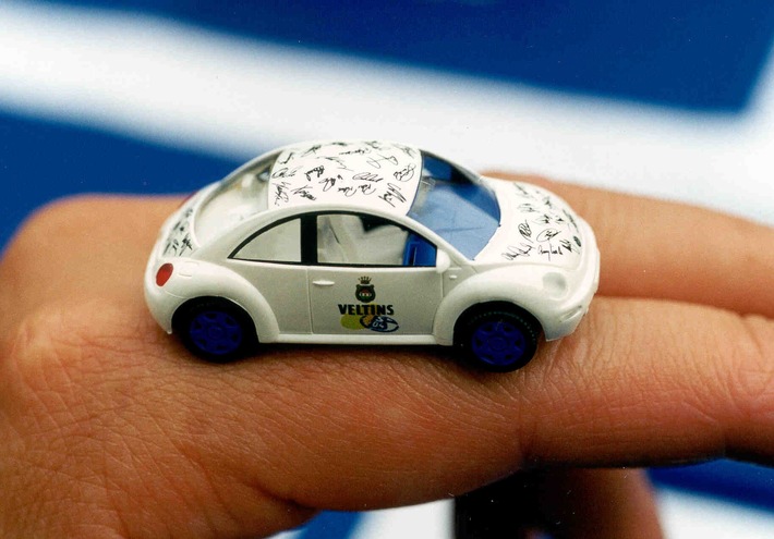 Pokalsieger verewigen sich auf Miniatur-New Beetle / Alle Schalke-Autogramme auf nur drei Zentimetern