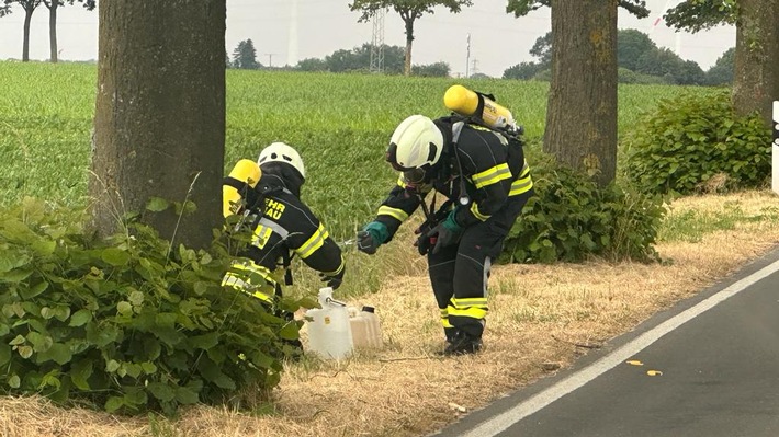 FW-KLE: Gefahrgut-Einsatz: Chemikalien-Kanister an Landstraße entsorgt