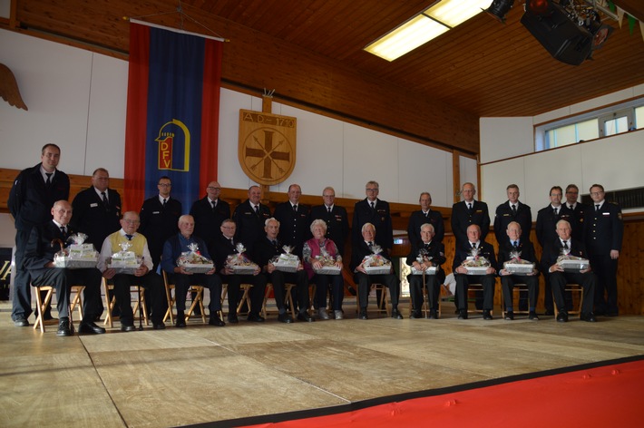 FW-PB: 100 Kuchen und Torten, 1600 Schnittchen und 220 Liter Kaffee: Am Wochenende haben die Brandschützer aus dem Kreis Paderborn den traditionellen Seniorennachmittag gefeiert.