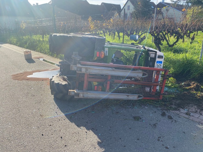 POL-PDLD: Verkehrsunfall mit Personenschaden - Traktor kippt um