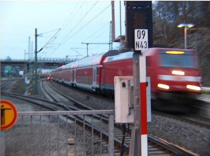 BPOL NRW: Bundespolizei warnt vor gefährlichen Abkürzungen über die Gleise - Hier herrscht Lebensgefahr!