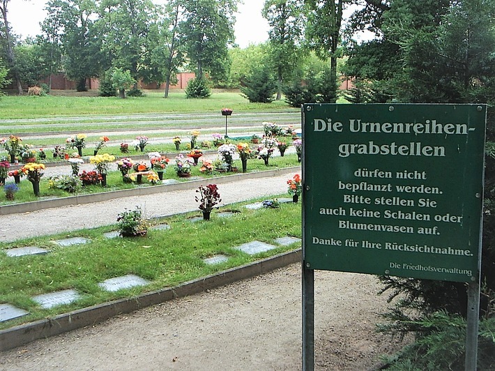 Urnenreihengrab auf dem Neustädter Friedhof in Magdeburg: Das Bedürfnis nach heilsamen Ritualen äußert sich in Trauerhandlungen, denen gerade an Grabformen ohne Grabpflege, wie unter anderem auch bei Baumbeisetzungen auch in Beisetzungswäldern und anderen anonymen und halbanonymen Grabformen, oft Verbote entgegenstehen. / Weiterer Text über ots und www.presseportal.de/nr/158553 / Die Verwendung dieses Bildes ist für redaktionelle Zwecke unter Beachtung ggf. genannter Nutzungsbedingungen honorarfrei. Veröffentlichung bitte mit Bildrechte-Hinweis.