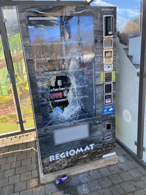 POL-PDTR: Schon wieder - Lebensmittelautomat am Bahnhof erheblich beschädigt