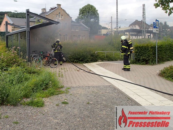 FW-PL: OT-Eiringhausen. Motorroller brannte in voller Ausdehnung. Zeugen haben auffällige Personen beobachtet.
