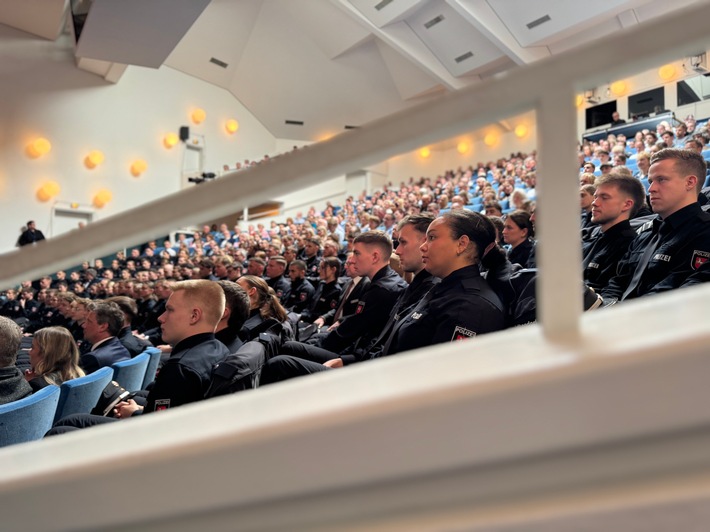 POL-AK NI: Vom Hörsaal in den Einsatz: 125 neue Polizeikommissarinnen und -kommissare starten ihren Dienst für Niedersachsen