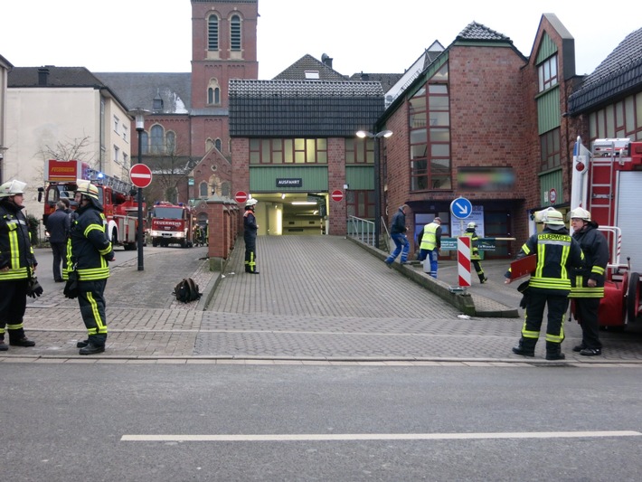 FW-AR: Parkhaus Neheim nach Gasgeruch evakuiert und gesperrt