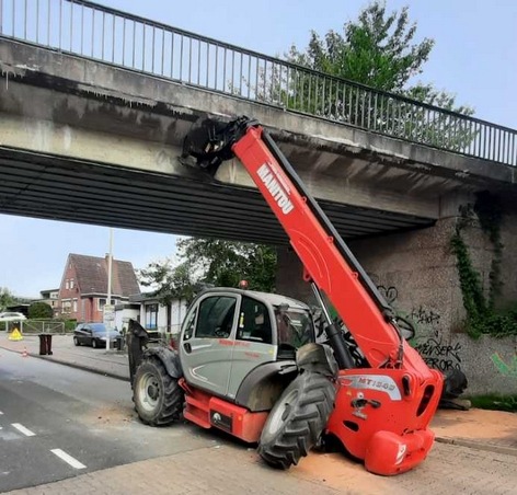 BPOL-FL: Kronshagen - Teleporter fährt gegen Bahnbrücke