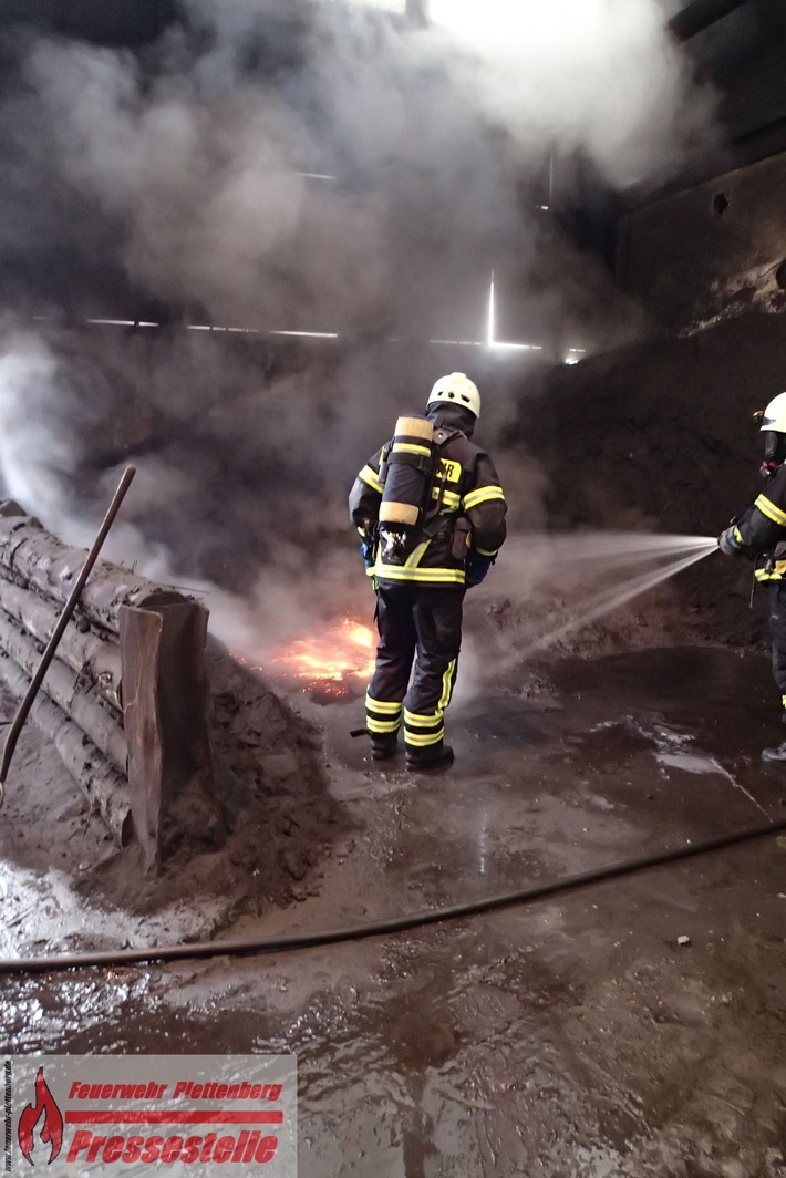 FW-PL: OT-Eiringhausen. Metallstaub geriet in Brand. Feuer schnell unter Kontrolle