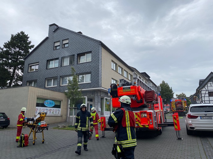 FW-MH: Gemeldeter Zimmerbrand mit Person