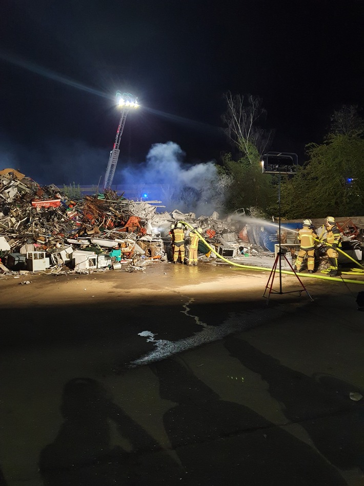 FW-E: Brand auf Schrottplatz - keine Verletzten