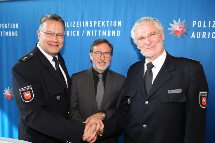 POL-OS: Hans-Jürgen Bremer in den Ruhestand verabschiedet - Stephan Zwerg neuer Leiter der Polizeiinspektion Aurich/Wittmund