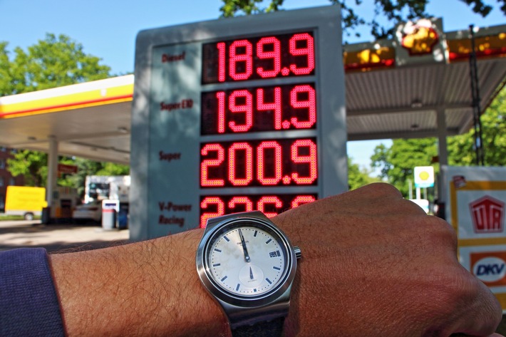 12-Uhr-Regel bei Spritpreisen wird von einzelnen Tankstellen besonders häufig missachtet / Liste in auto motor und sport veröffentlicht