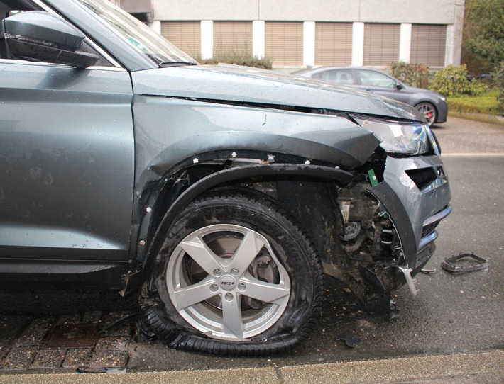 POL-ME: Hoher Sachschaden und zwei Leichtverletzte bei Zusammenstoß - Velbert - 2103068