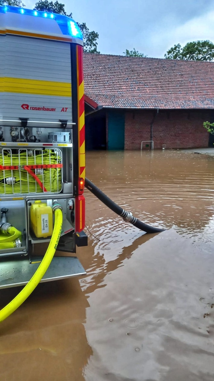 FW Grevenbroich: Feuerwehr Grevenbroich nach Starkregen im Dauereinsatz // 20 Einsätze in zwei Stunden - Bauernhof teilweise überflutet