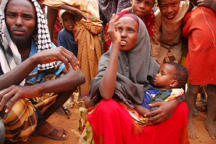 Hungersnot am Horn von Afrika: Schwer unterernährte Kinder besonders in inoffiziellen Flüchtlingscamps / Kindernothilfe-Partner helfen auch ausserhalb der Lager