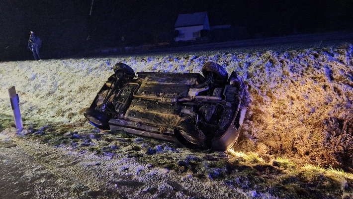 FW Menden: Verkehrsunfall: PKW landet auf Dach im Straßengraben