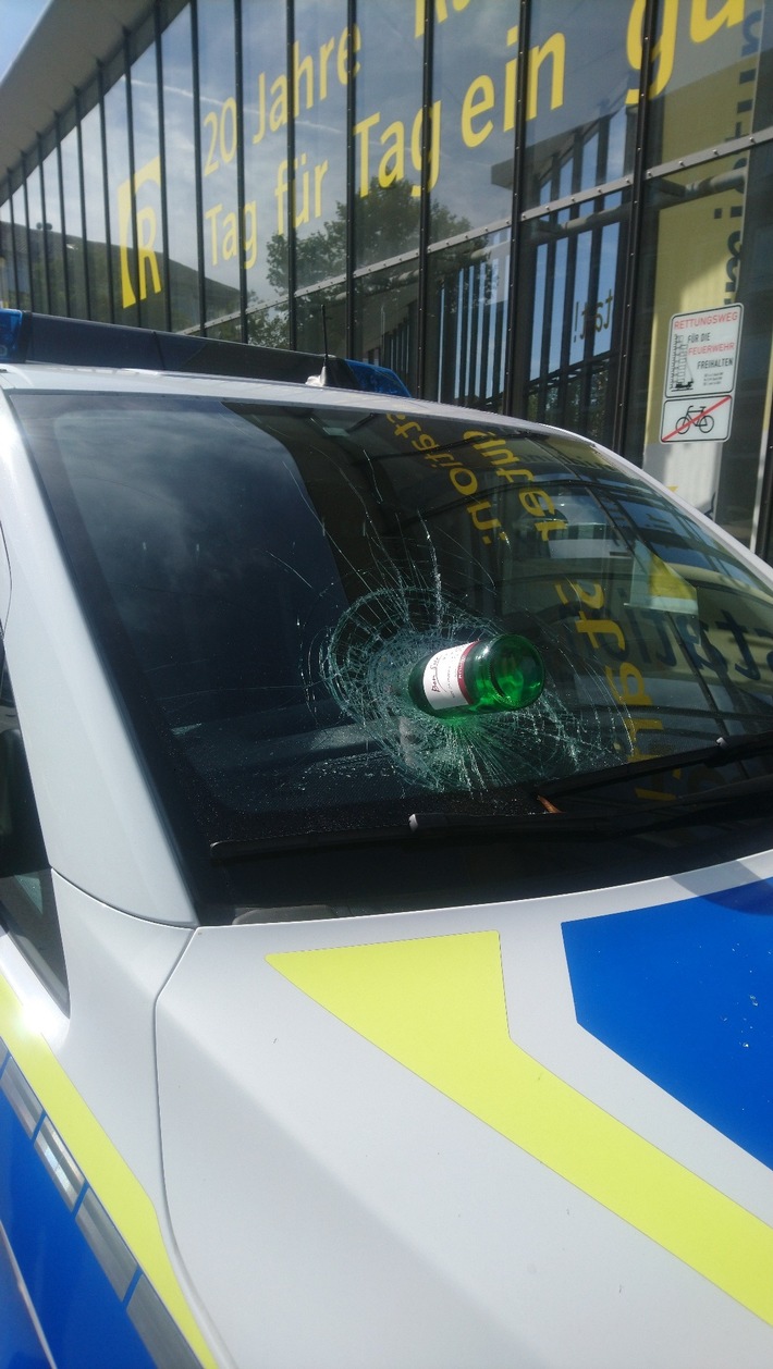 BPOL NRW: Gewaltorgie eines 31-jährigen am Sonntagmittag vor dem            Hauptbahnhof Münster
Bilanz: 2 Verletzte Polizeibeamte und ein beschädigter                        Streifenwagen