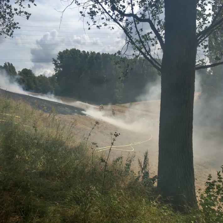 FW Ratingen: Flächenbrand in Ratingen-Schwarzbach - 1000qm Stoppelfeld abgebrannt