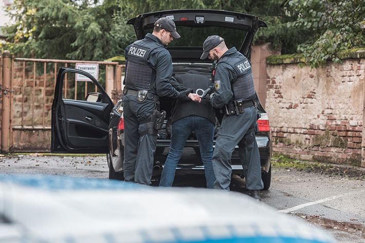 BPOLI LUD: Gesuchter Pole mit Silbermünzen geht auf Polizisten los