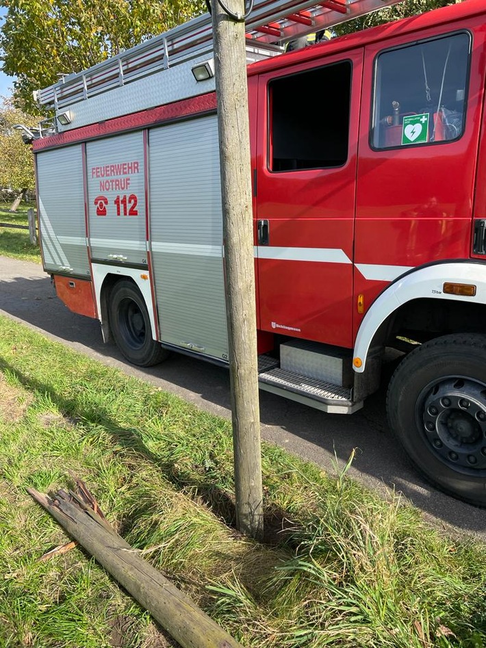 FW-Schermbeck: Beschädigter Telefonmast auf der Straße "Am Voshövel"