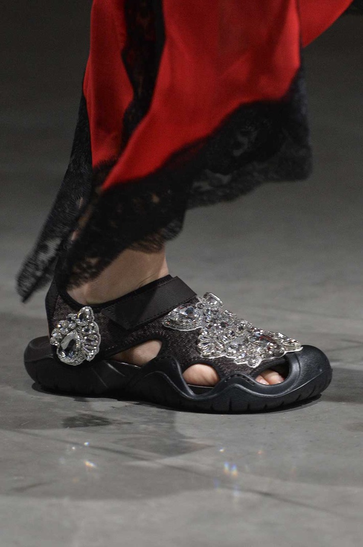 Gemeinsame Kollektion von Crocs &amp; Christopher Kane feiert Laufsteg-Debüt auf der London Fashion Week 2017 / Der Designer präsentiert mit Schmuckkristallen verzierte Crocs Swiftwater-Sandalen