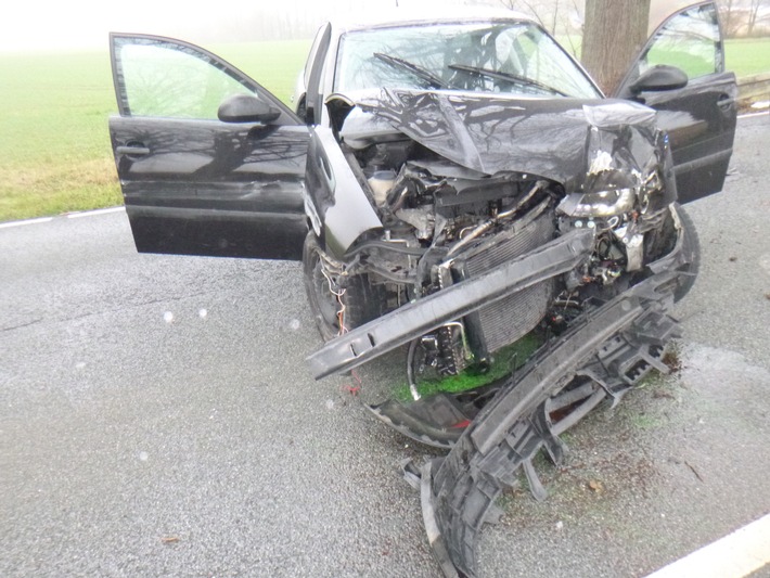 POL-BI: Baum stoppt schleudernden PKW