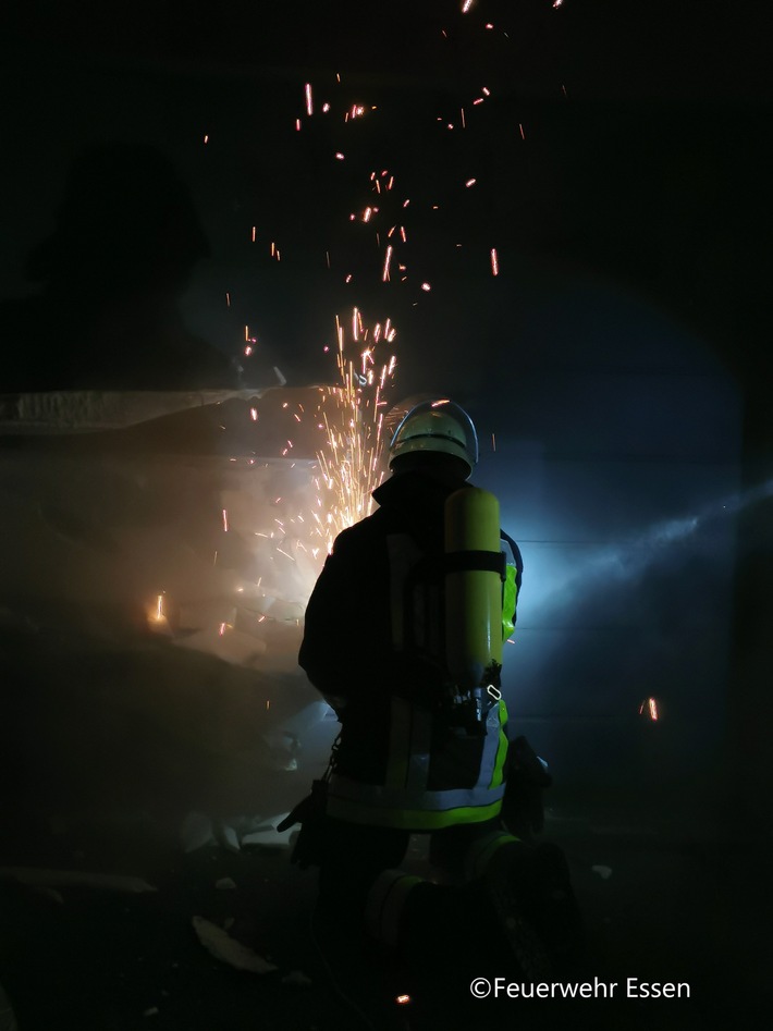 FW-E: Brennt Garage unmittelbar am Gebäude- keine Verletzten
