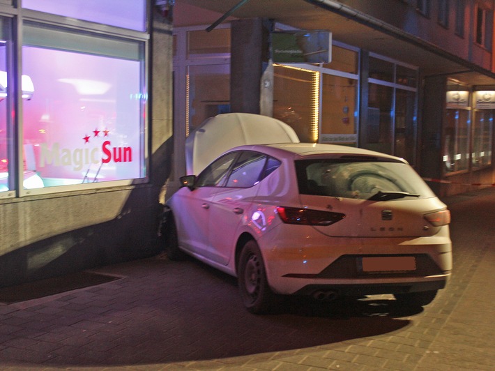 POL-ME: Verkehrsunfall mit Verletztem, Flucht und Alkohol - Erkrath - 2103135