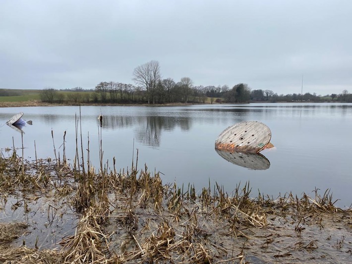 POL-HL: OH-Schönwalde a.B.-Mönchneversdorf / Holzkabelrollen entwendet und offensichtlich im See versenkt