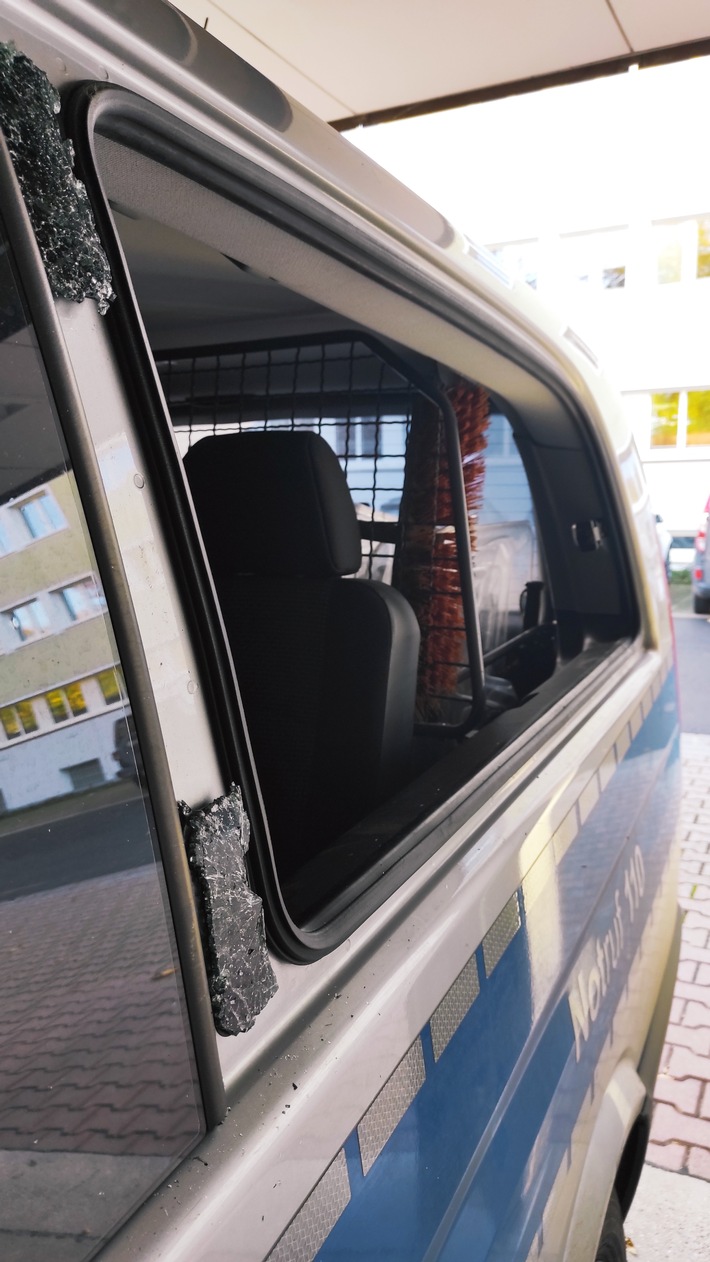 POL-WE: Festnahme in der Hauptstraße - Streifenwagen entglast + Fenster aufgehebelt + Familienstreit eskaliert + Starkstromkabel gestohlen